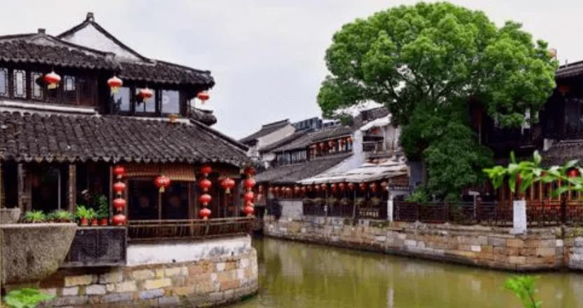 43岁佘诗曼再次撞衫32岁辛芷蕾,网友看后:骨架大也是一种优